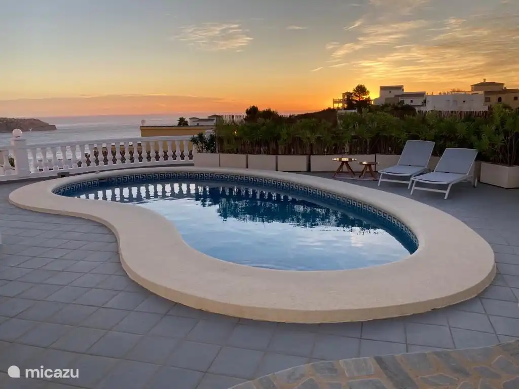 Geniet van de prachtige zonsondergang