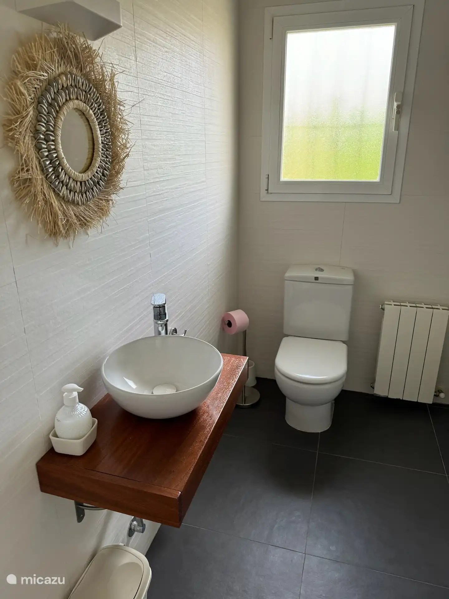 3e privaat toilet met wasmachine en droogkast