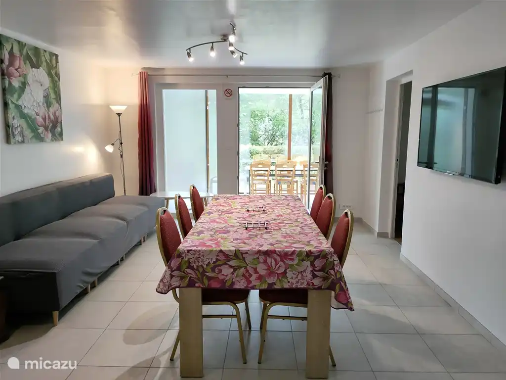 Küche - Esszimmer - Wohnzimmer im Sommer.