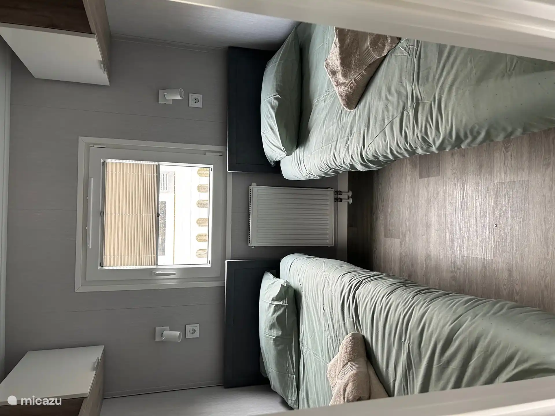 Bedroom with 2 single beds of 80 x 200 cm.