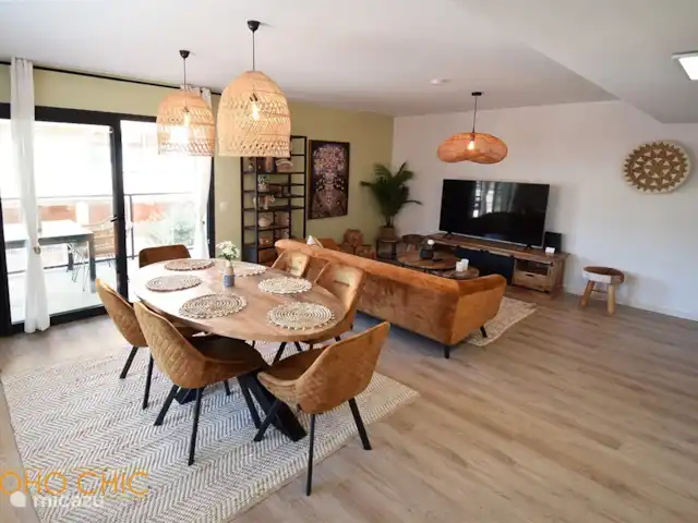 Boho Chic | Espagne, Costa Blanca, Jávea - appartement Table à manger et salon avec grande télévision connectée