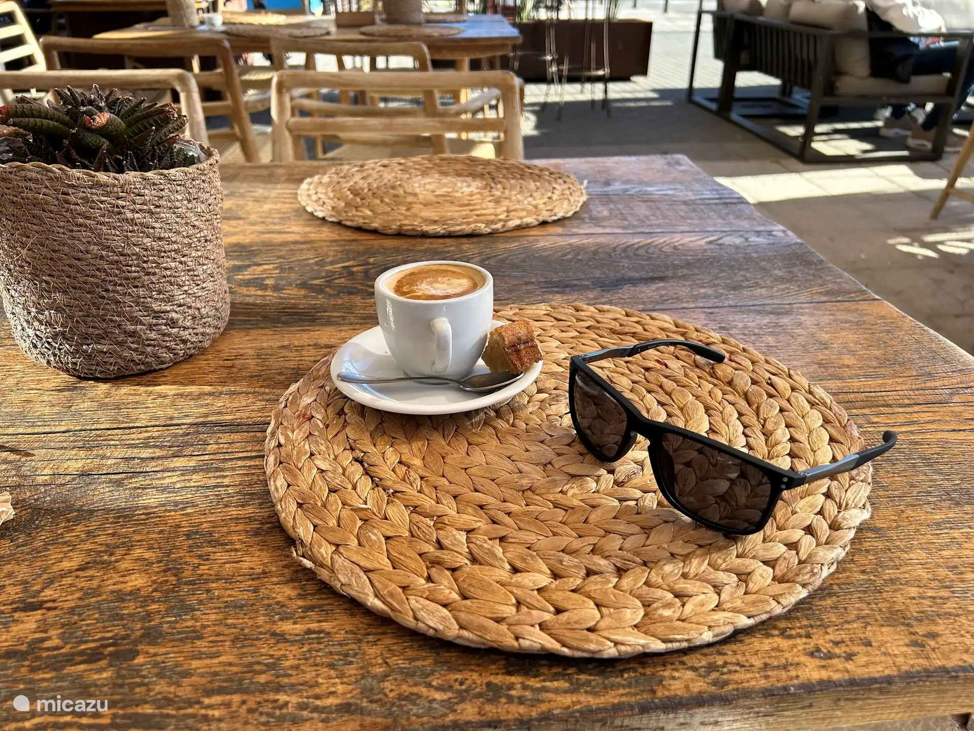 Tasse de café au coin du boulevard.