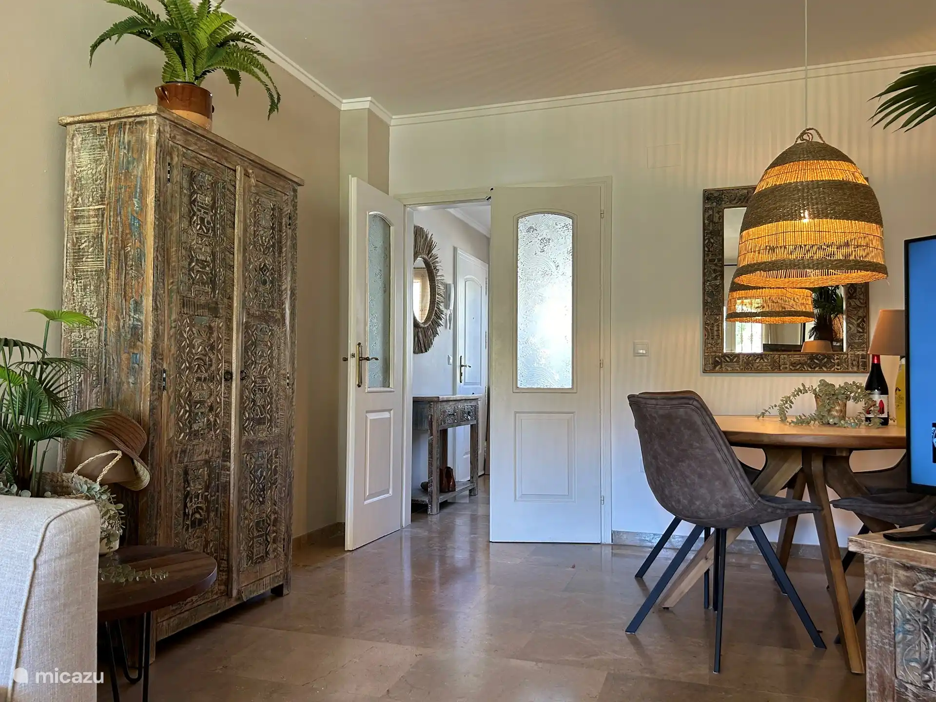 Le salon, le hall d'entrée et la table à manger.