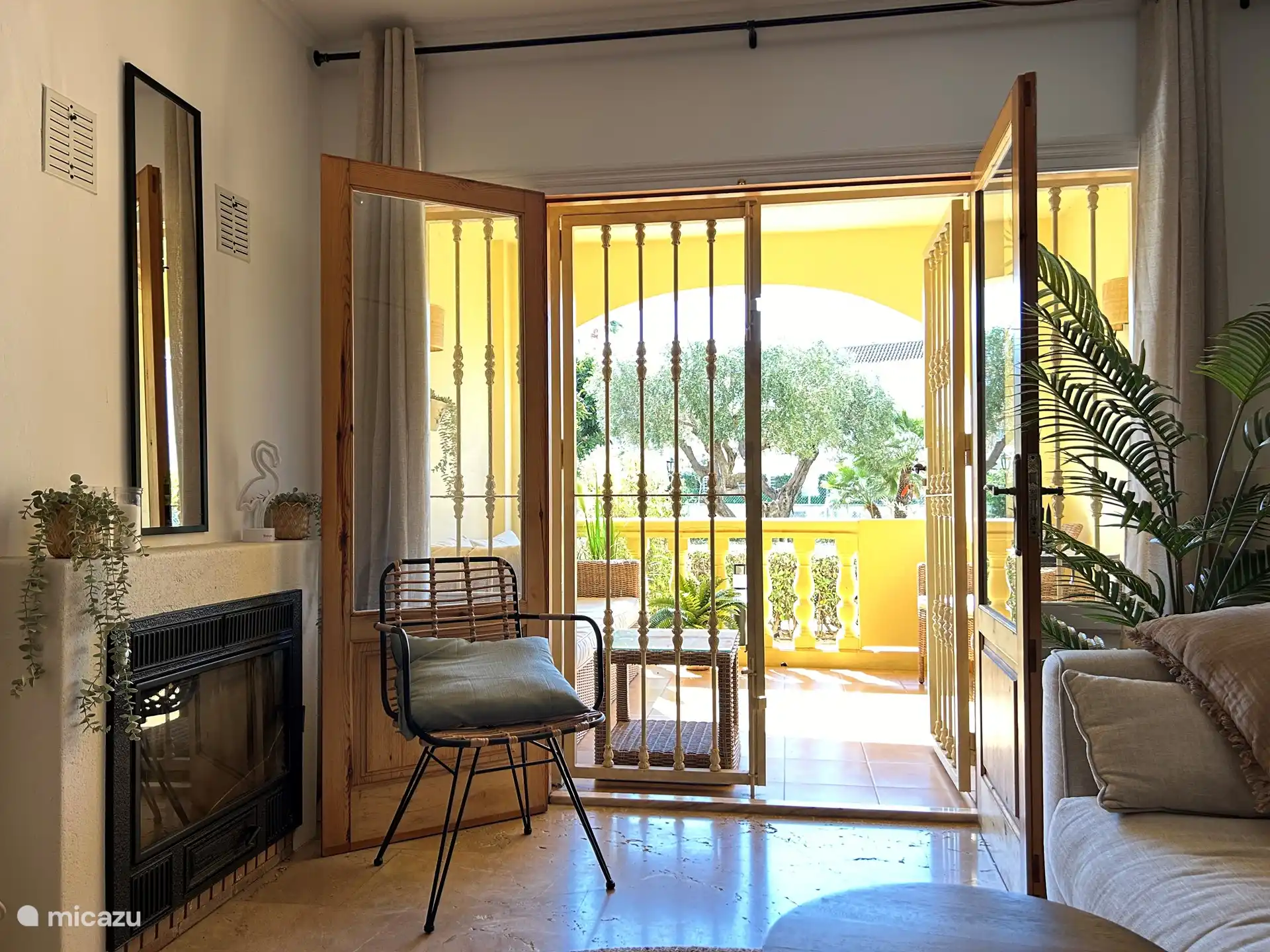 Le séjour avec cheminée.