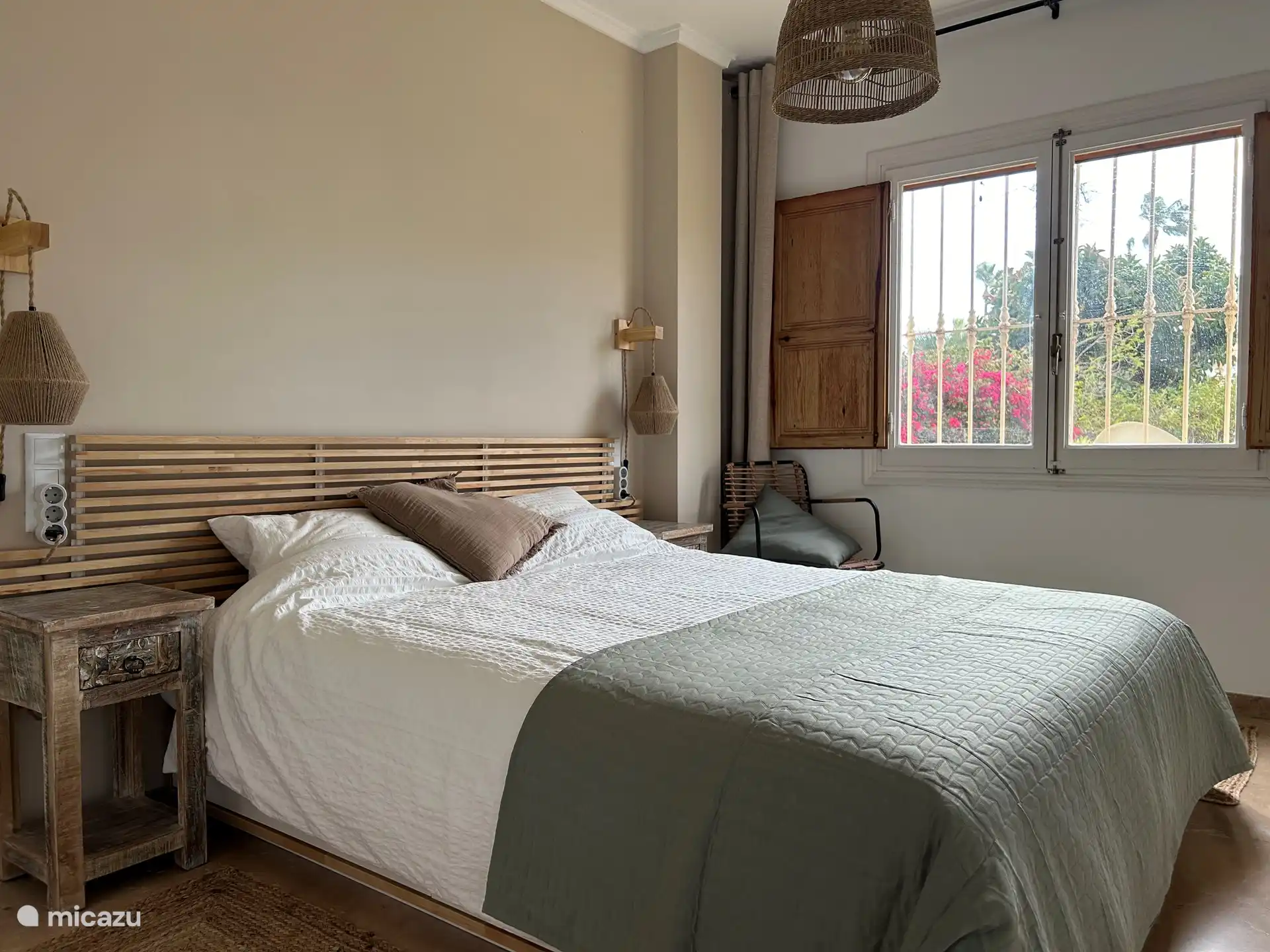 La chambre principale avec un lit double et placards.