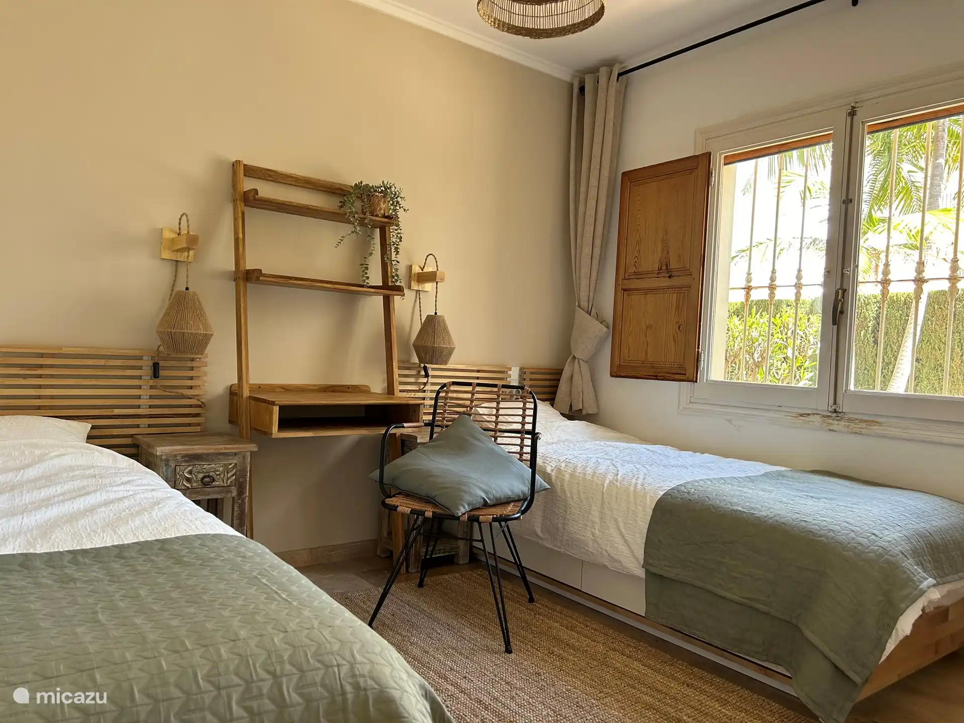 La 2ème chambre avec 2 lits simples et placards.