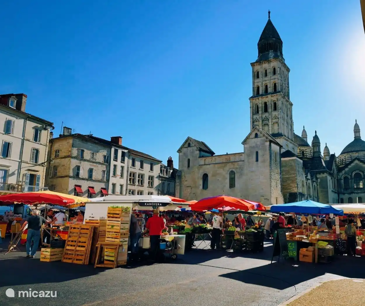 Wednesday and Saturday there is a market in Périgueux, the capital of the Dordogne, just 15 minutes from the holiday home!