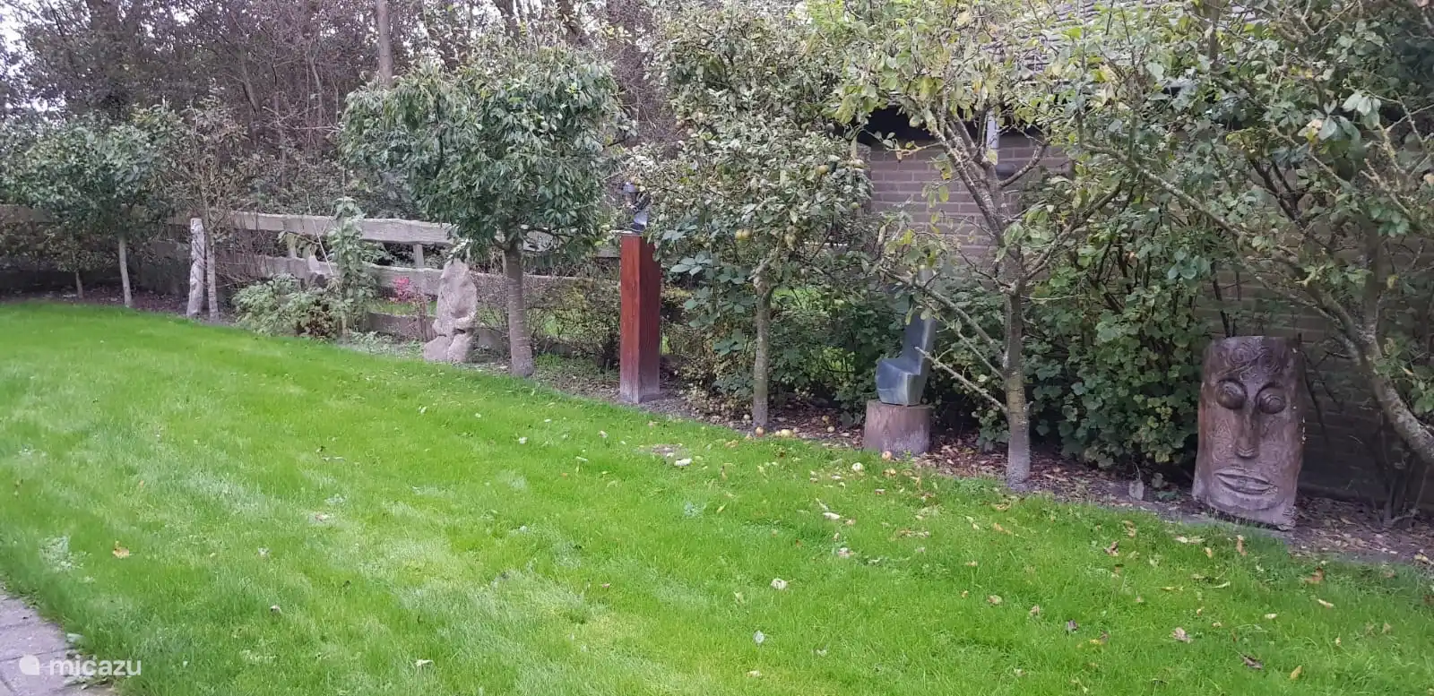 le grand jardin avec des arbres fruitiers