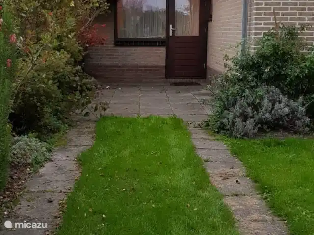 bungalow huren in Nederland, Noord-Holland, Julianadorp aan Zee – Bungalow Wind Rose de oprit