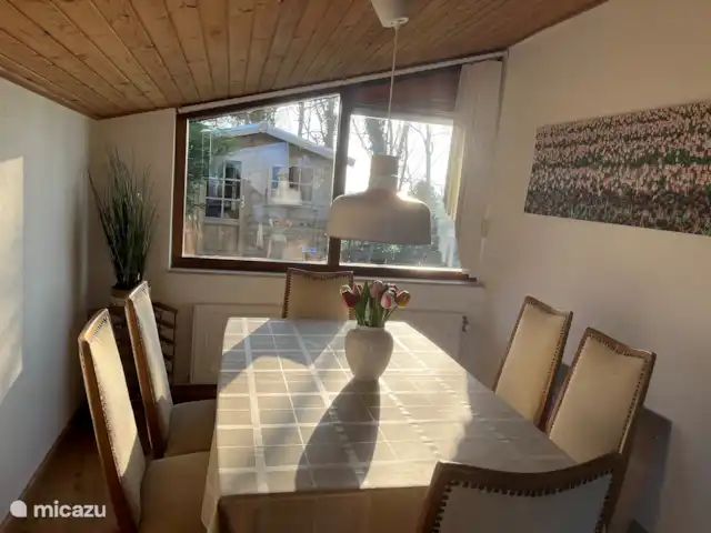 bungalow huren in Nederland, Noord-Holland, Julianadorp aan Zee – Bungalow Wind Rose eettafel waar de ochtendzon heerlijk binnenkomt