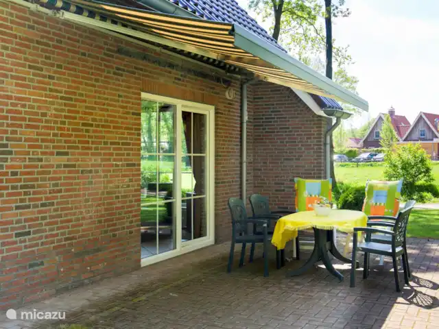 Le Colibri | Pays-Bas, Overijssel, Ootmarsum - bungalow Sièges extérieurs avec le colibri