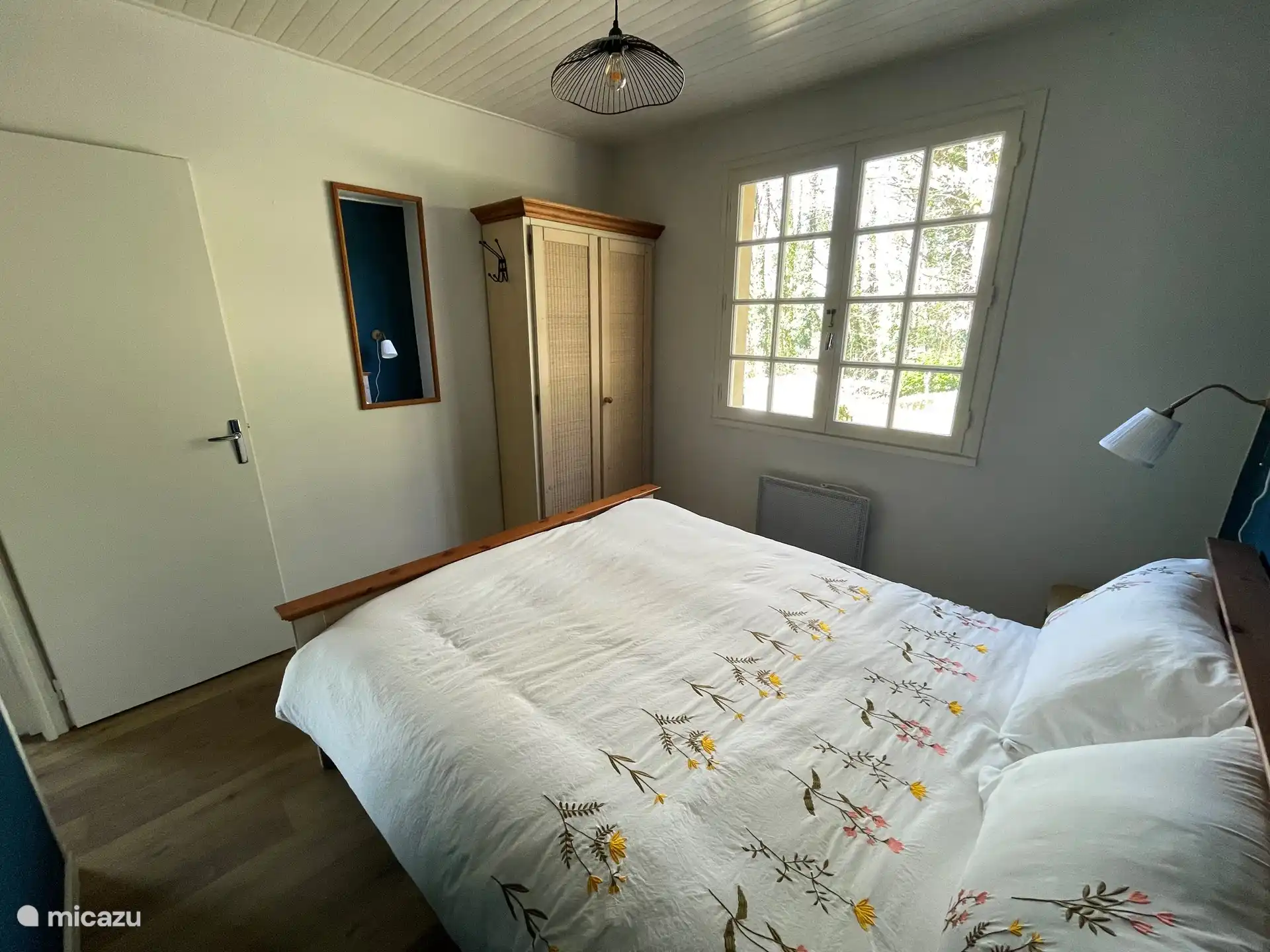 Schlafzimmer mit Doppelbett