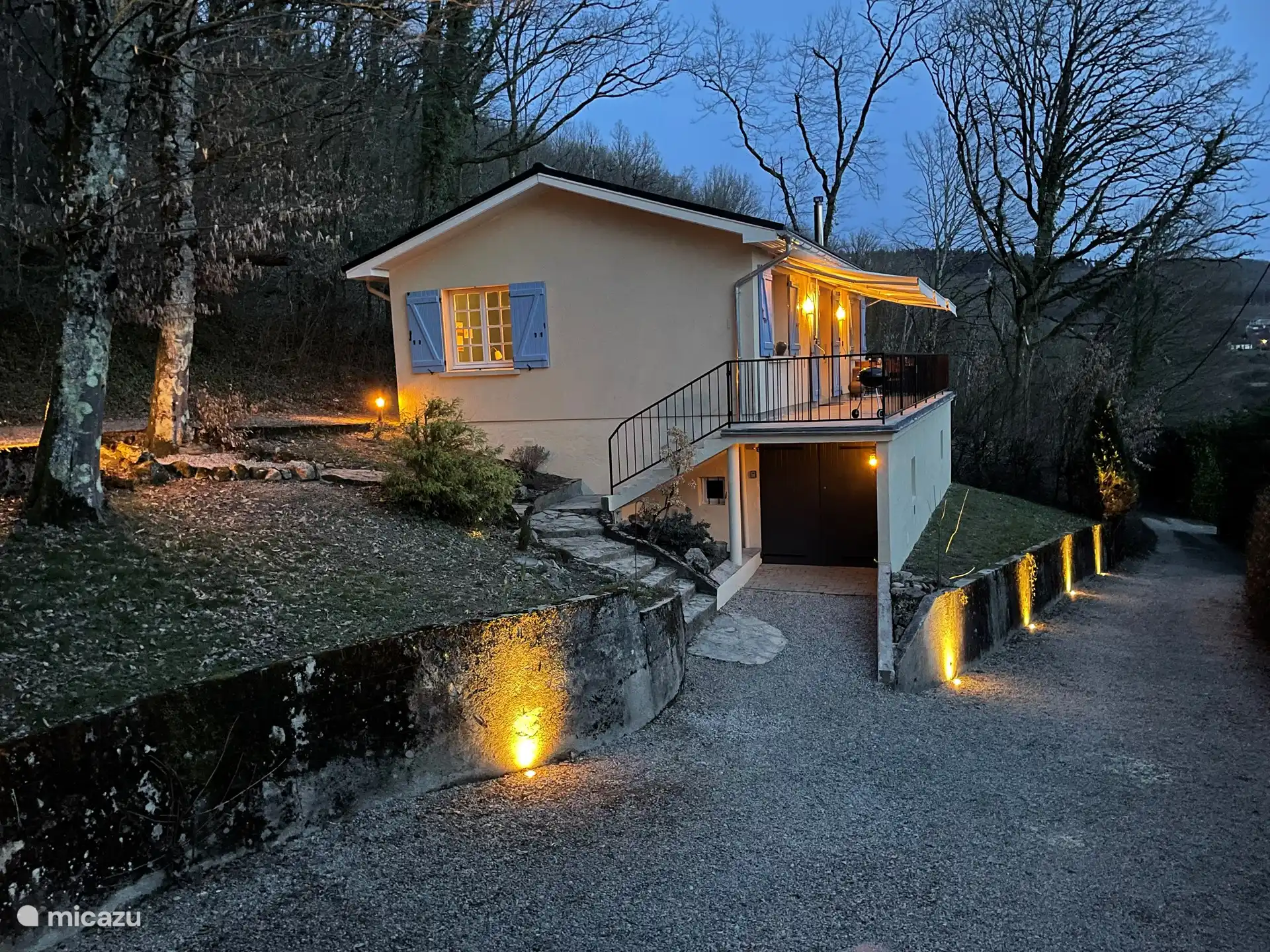 Blick auf La Maison bei Nacht