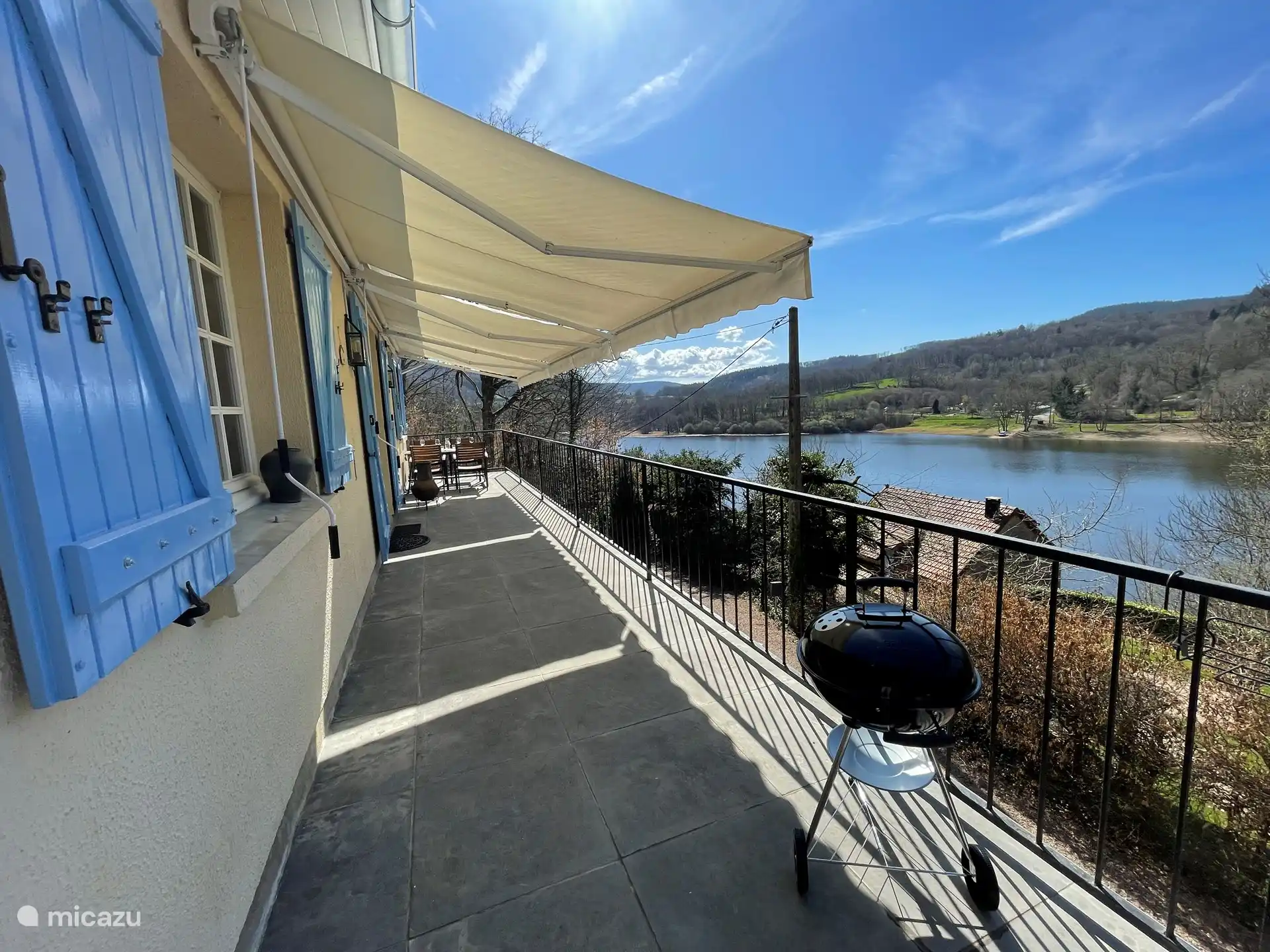Balkonterrasse mit Blick auf den Lac de Pannecière
