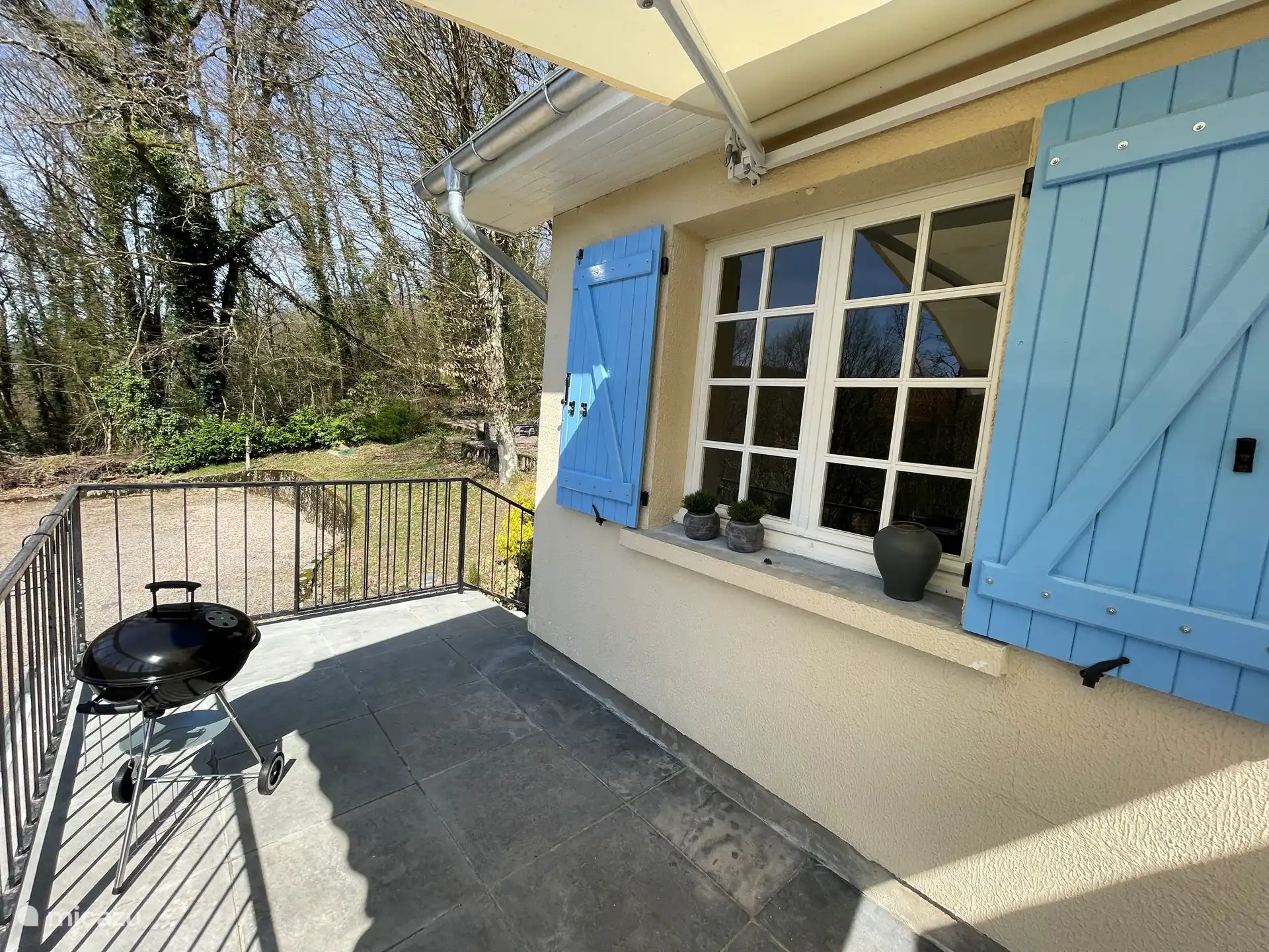 Wohnzimmer mit Balkon/Terrasse