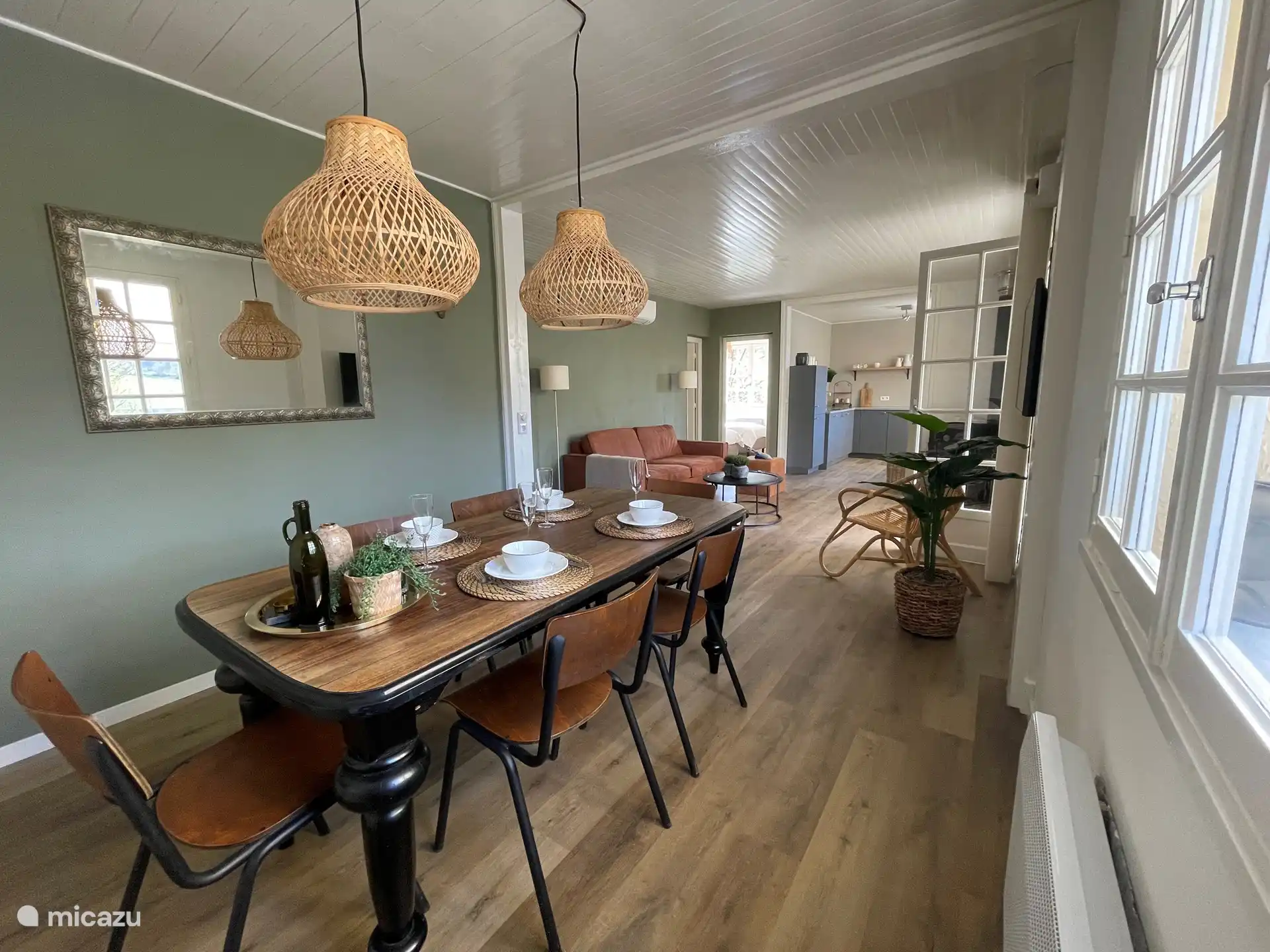 Wohnzimmer mit offener Küche