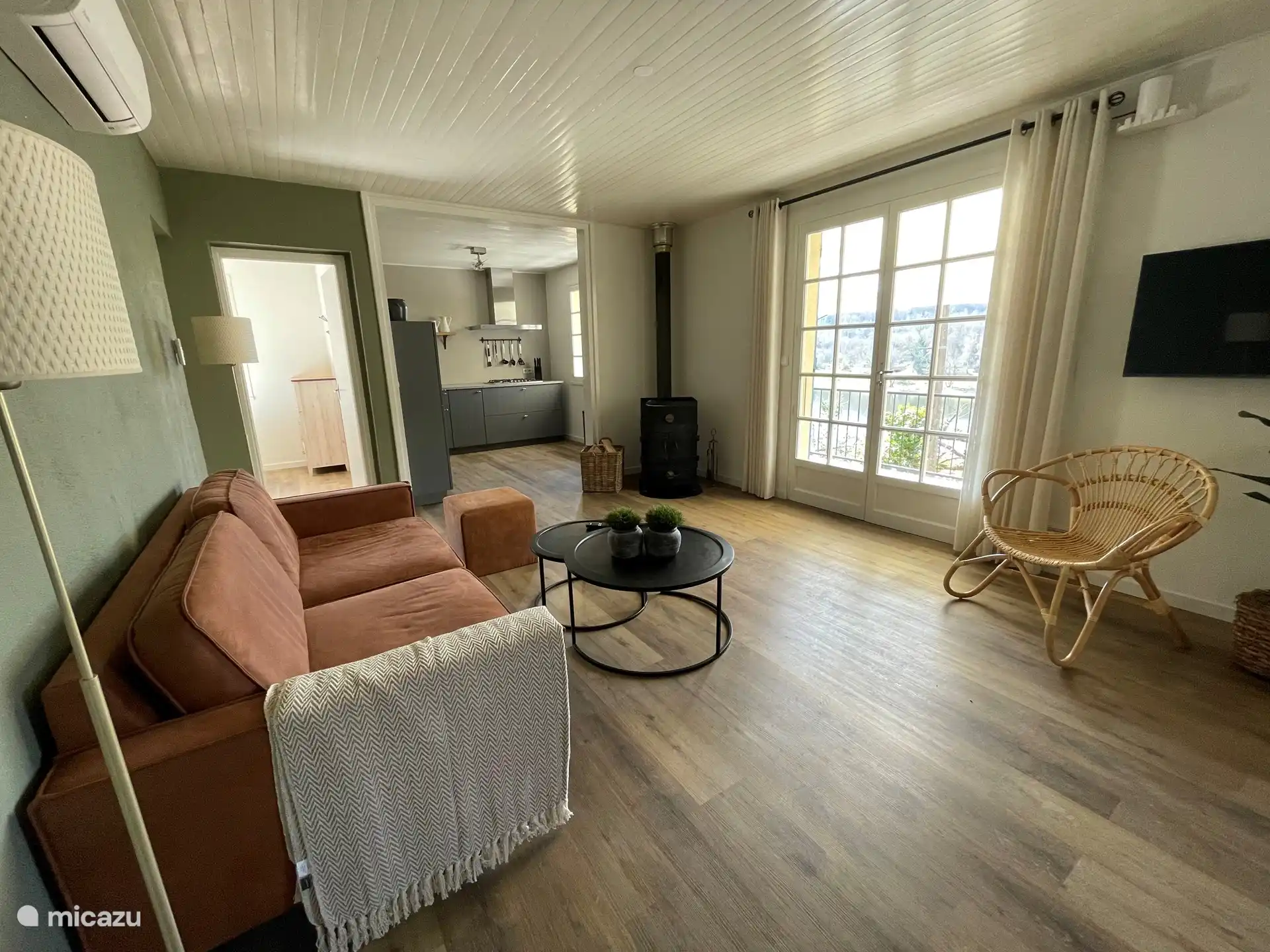 Wohnzimmer mit offener Küche