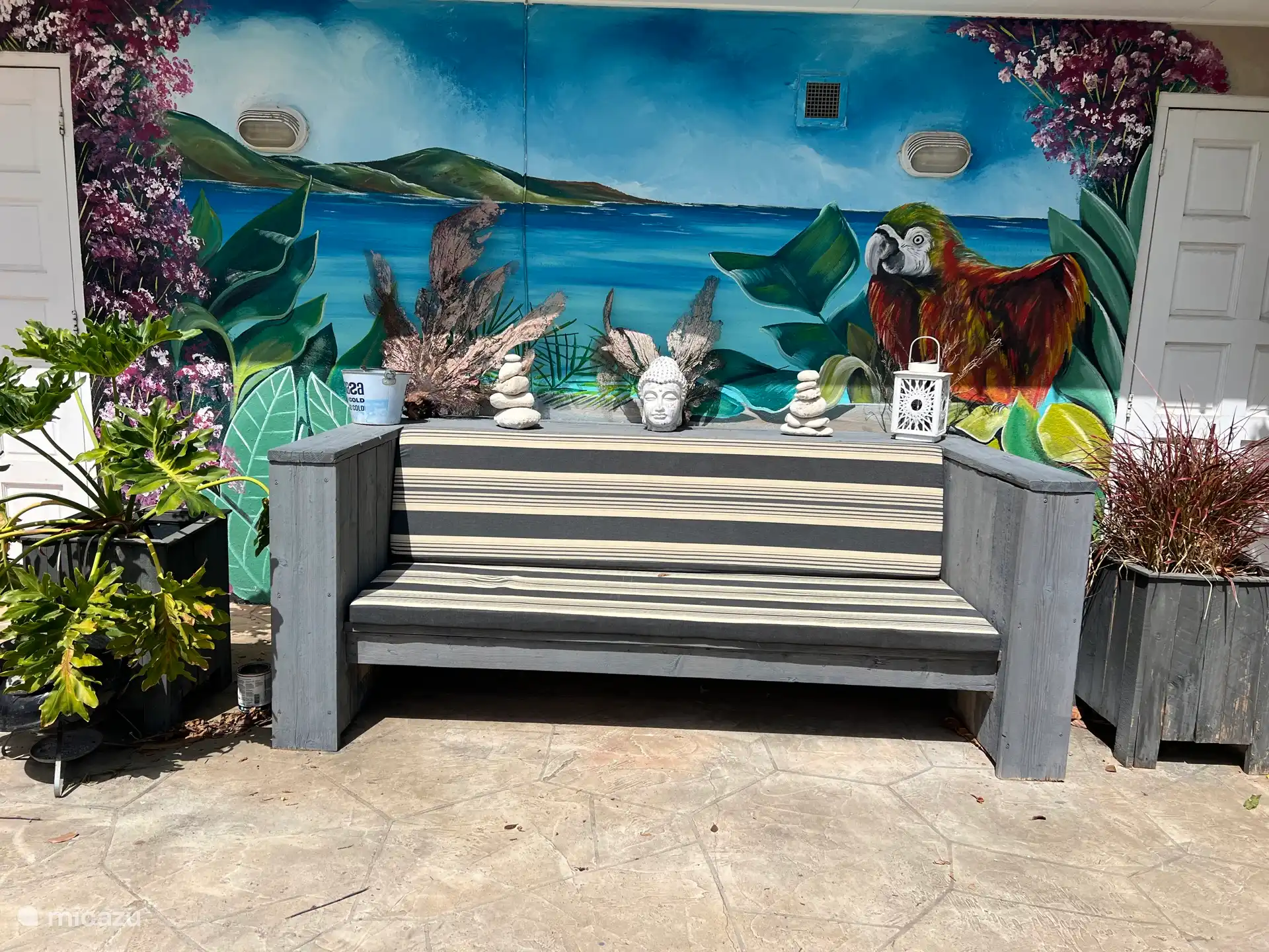 Relájate junto a la piscina