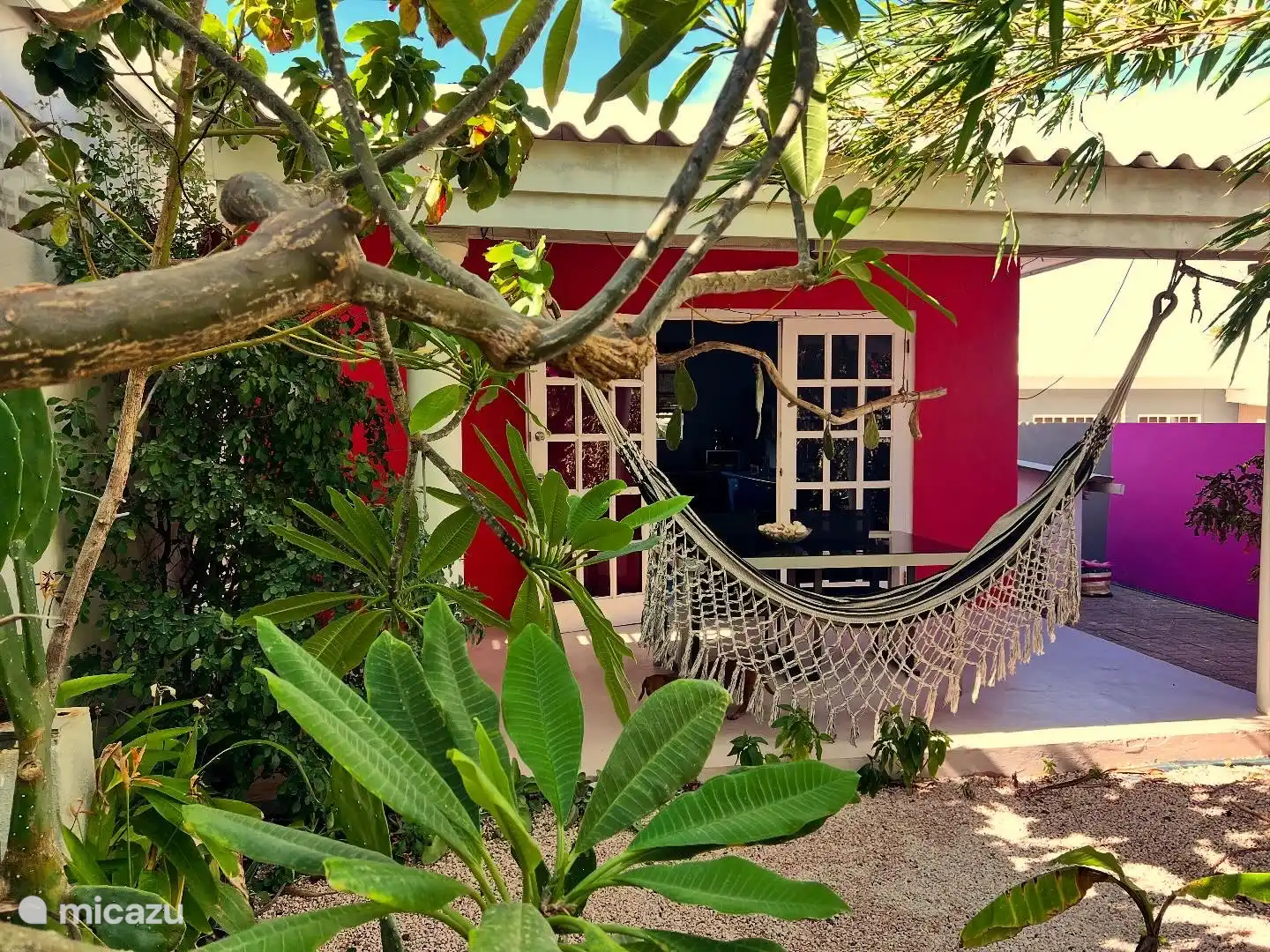 Exterior del apartamento. Un lugar encantador para disfrutar de los pájaros y la paz y la tranquilidad desde su hamaca. 