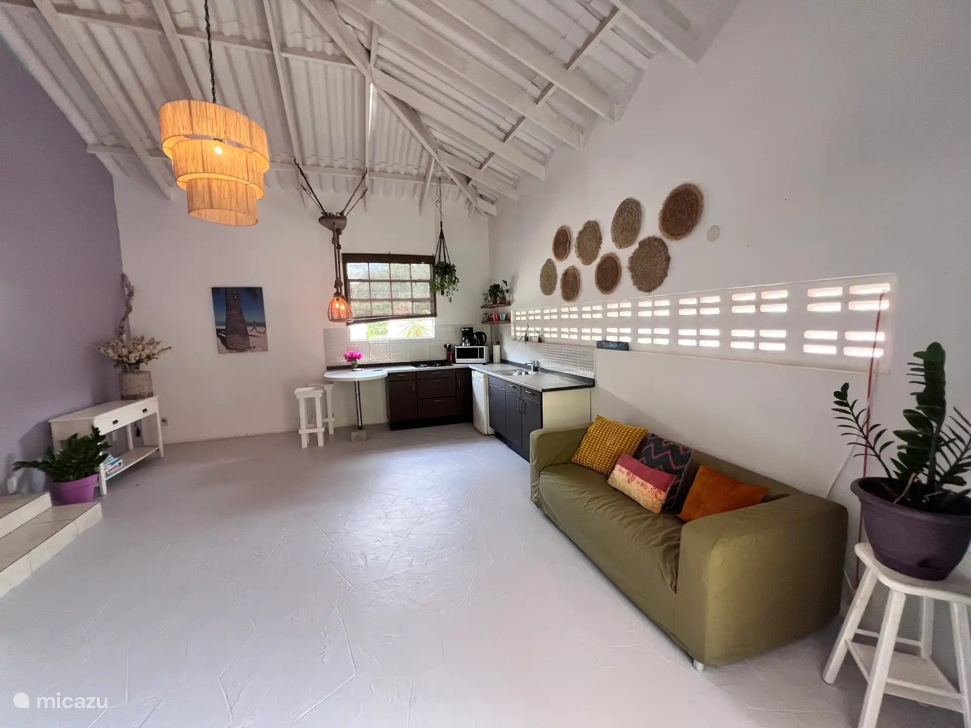 La amplia sala de estar