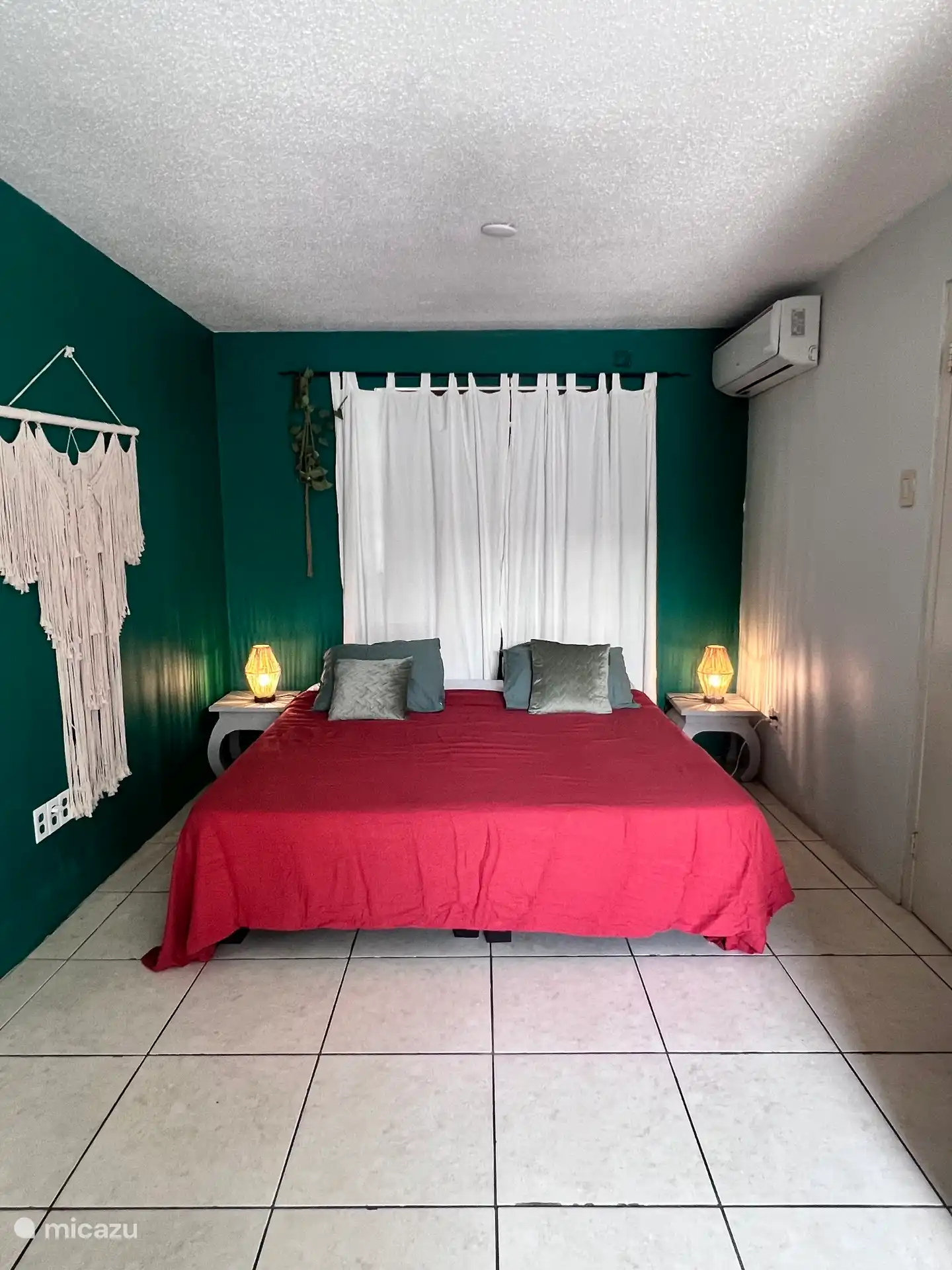 Dormitorio muy amplio con una cama king size y un sofá cama