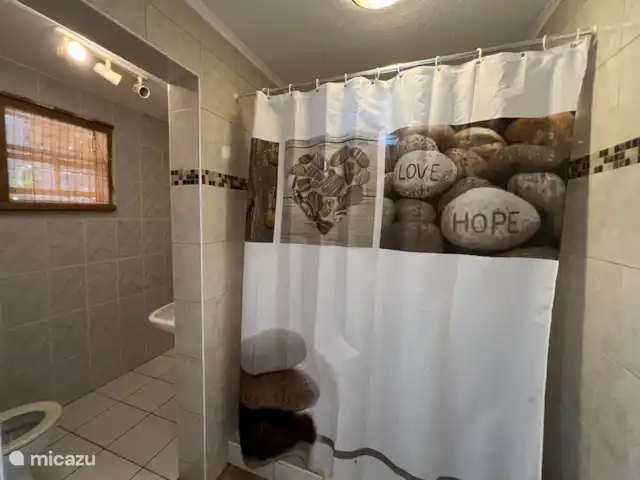 Brise tropicale Curaçao Trinitaria | Curaçao, Banda Ariba (est), Santa Catharina - appartement Salle de bain avec douche et toilette. Il n’y a pas d’eau chaude, mais le soleil omniprésent chauffe les canalisations au-dessus du sol.