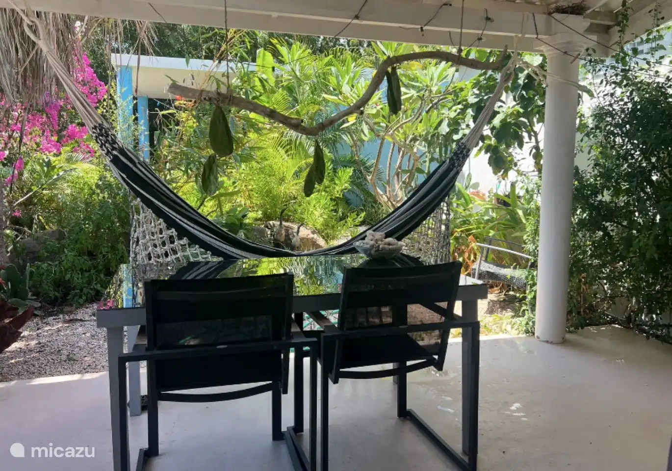 Precioso porche al viento. Es bueno comenzar el día aquí o descansar en la hamaca.