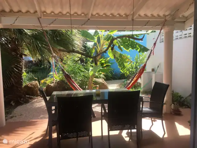 Brise tropicale Curaçao Trinitaria | Curaçao, Banda Ariba (est), Santa Catharina - appartement Belle terrasse où il y a toujours une légère brise. Lisez un livre dans le hamac ou commencez la journée avec un délicieux petit-déjeuner sur la véranda.
