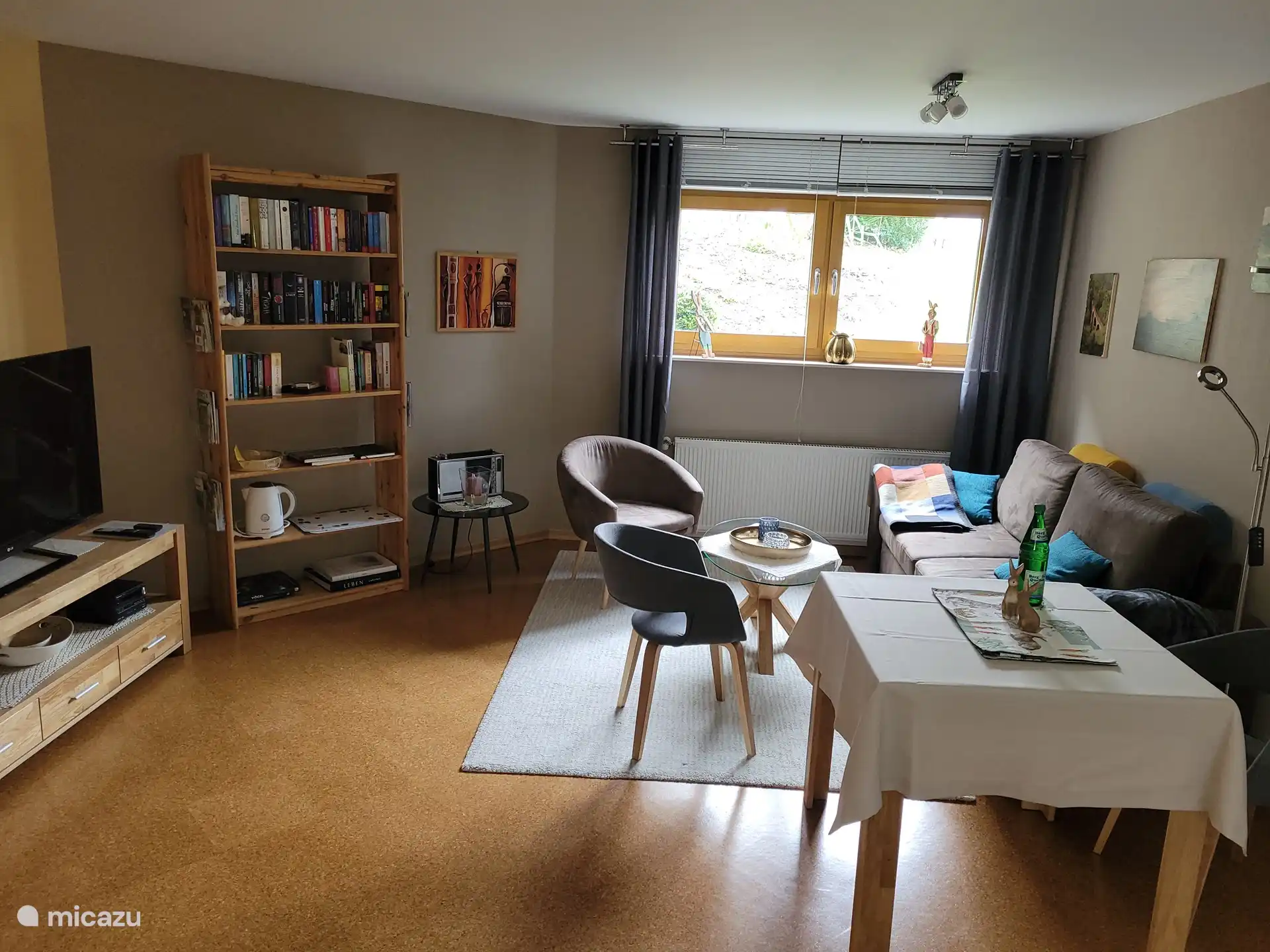 TV, est&#233;reo, libros y juegos est&#225;n listos para la noche. 