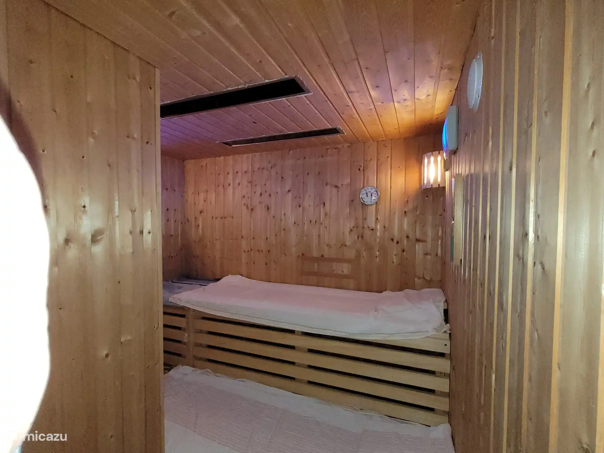 La sauna o la sauna de infrarrojos de la habitaci&#243;n contigua se pueden utilizar por un suplemento.