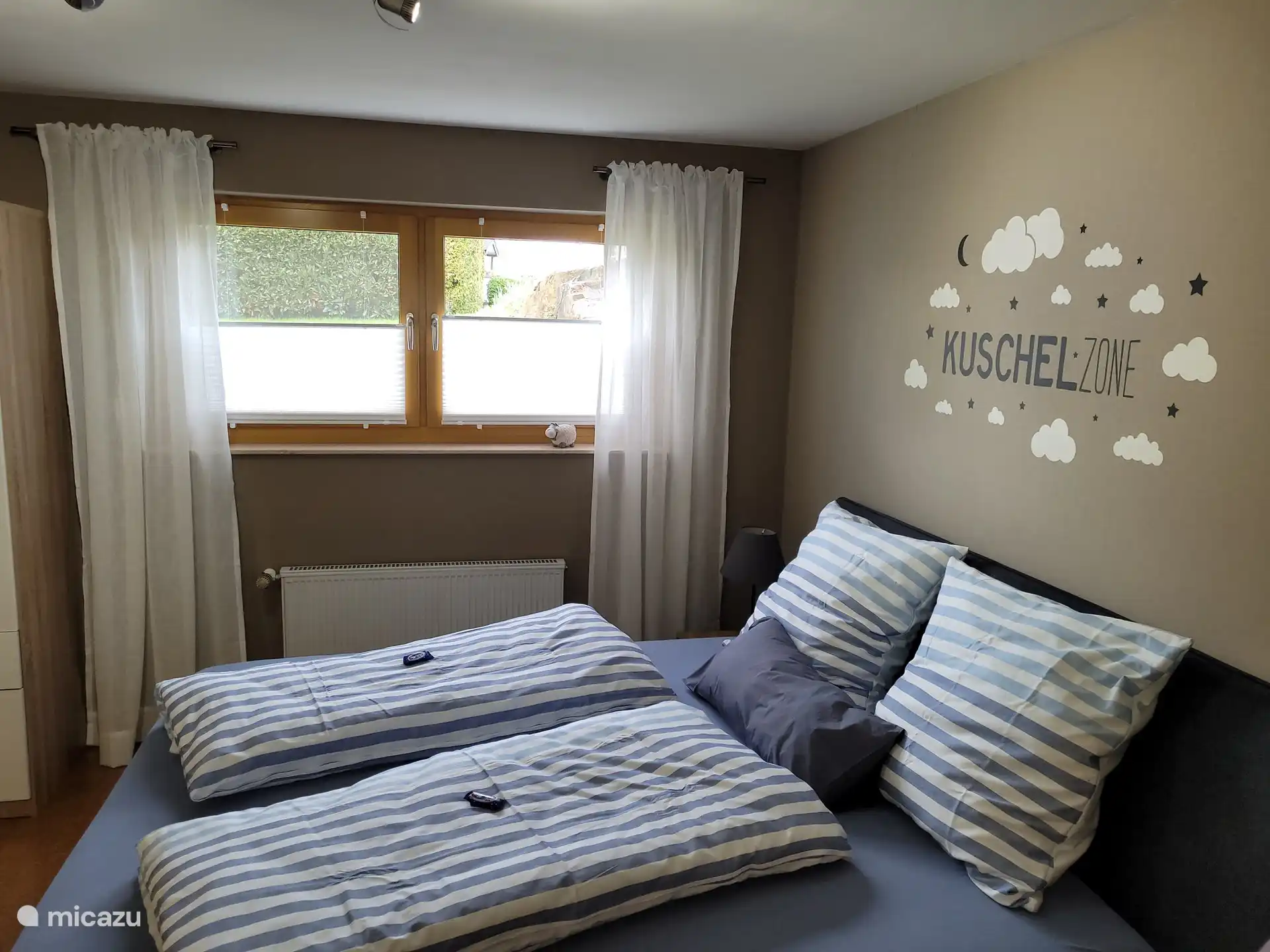 La cama con somier promete un sue&#241;o reparador.