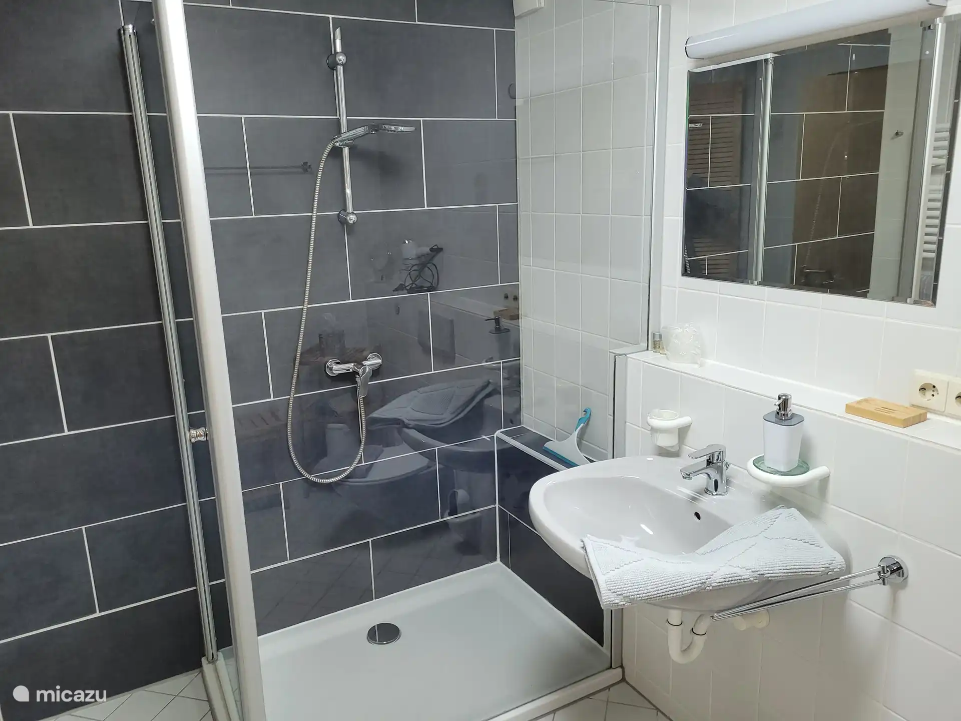 El espacioso cuarto de ba&#241;o tiene una cabina de ducha de 90x120 cm.