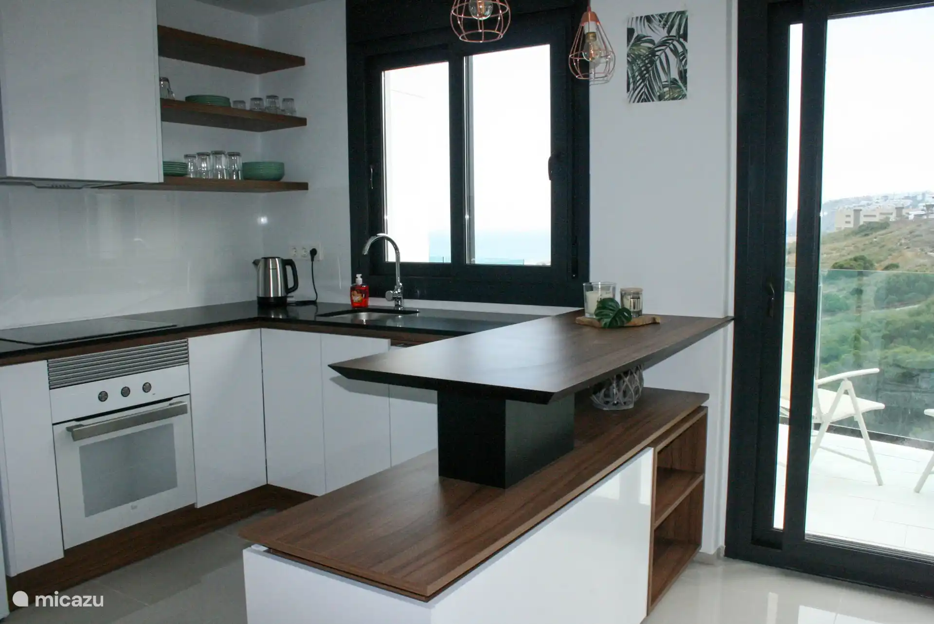 Offene Küche komplett ausgestattet mit Geschirrspüler, Senseo