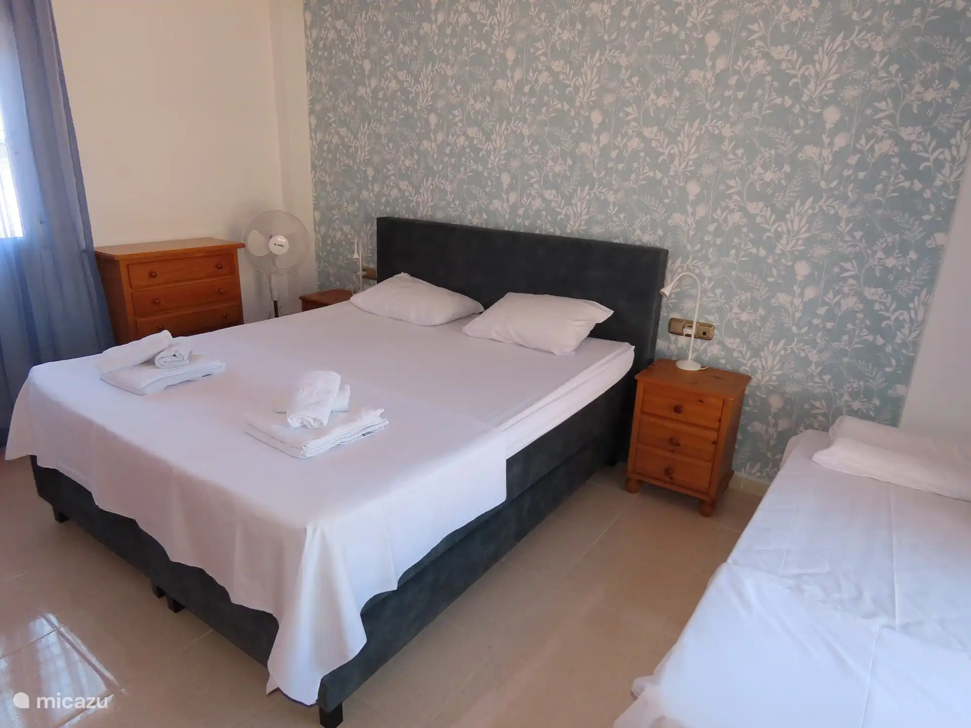 Doppelbett mit zusätzlichem Einzelbett