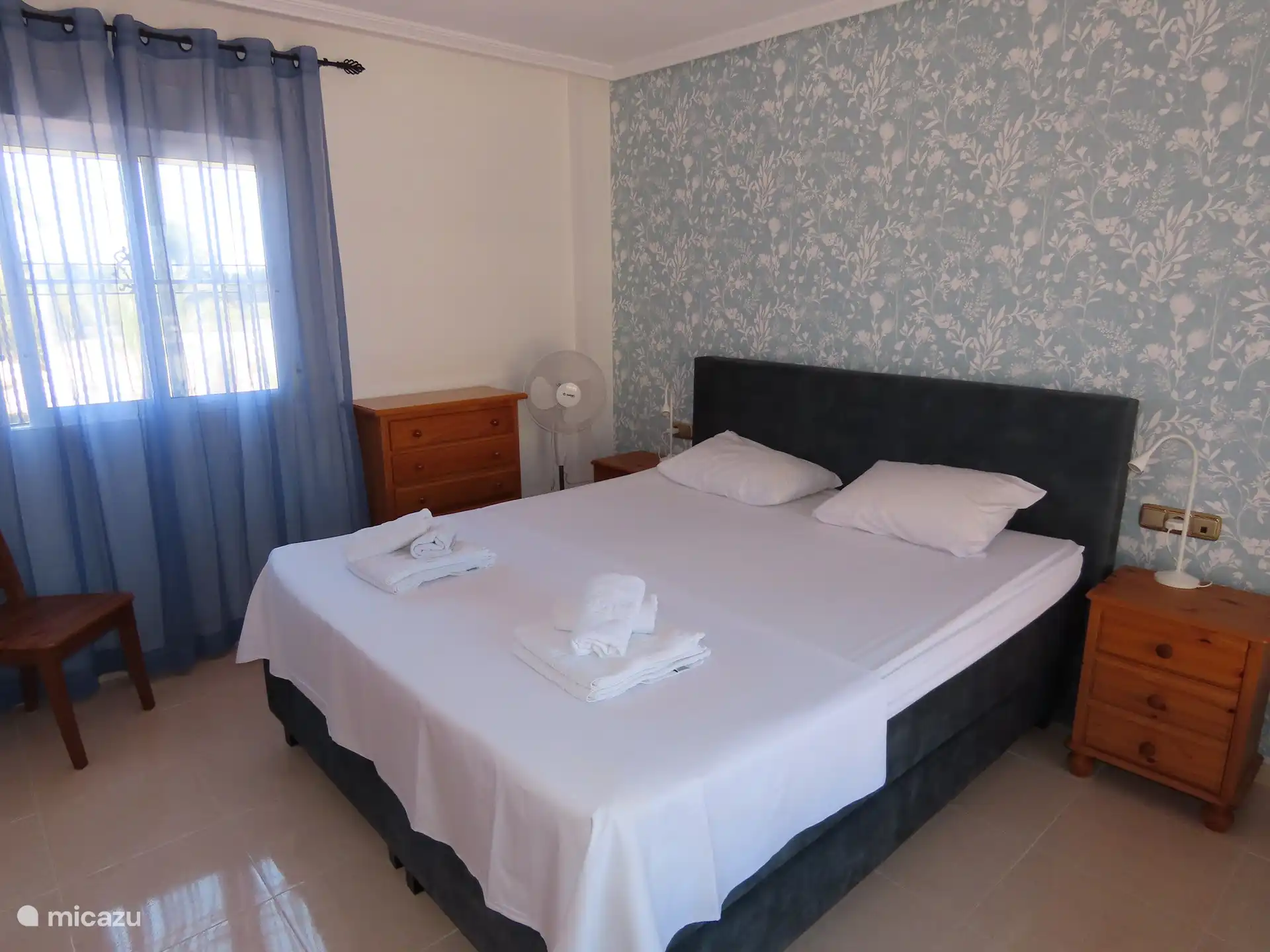 Doppelbett mit zusätzlichem Einzelbett