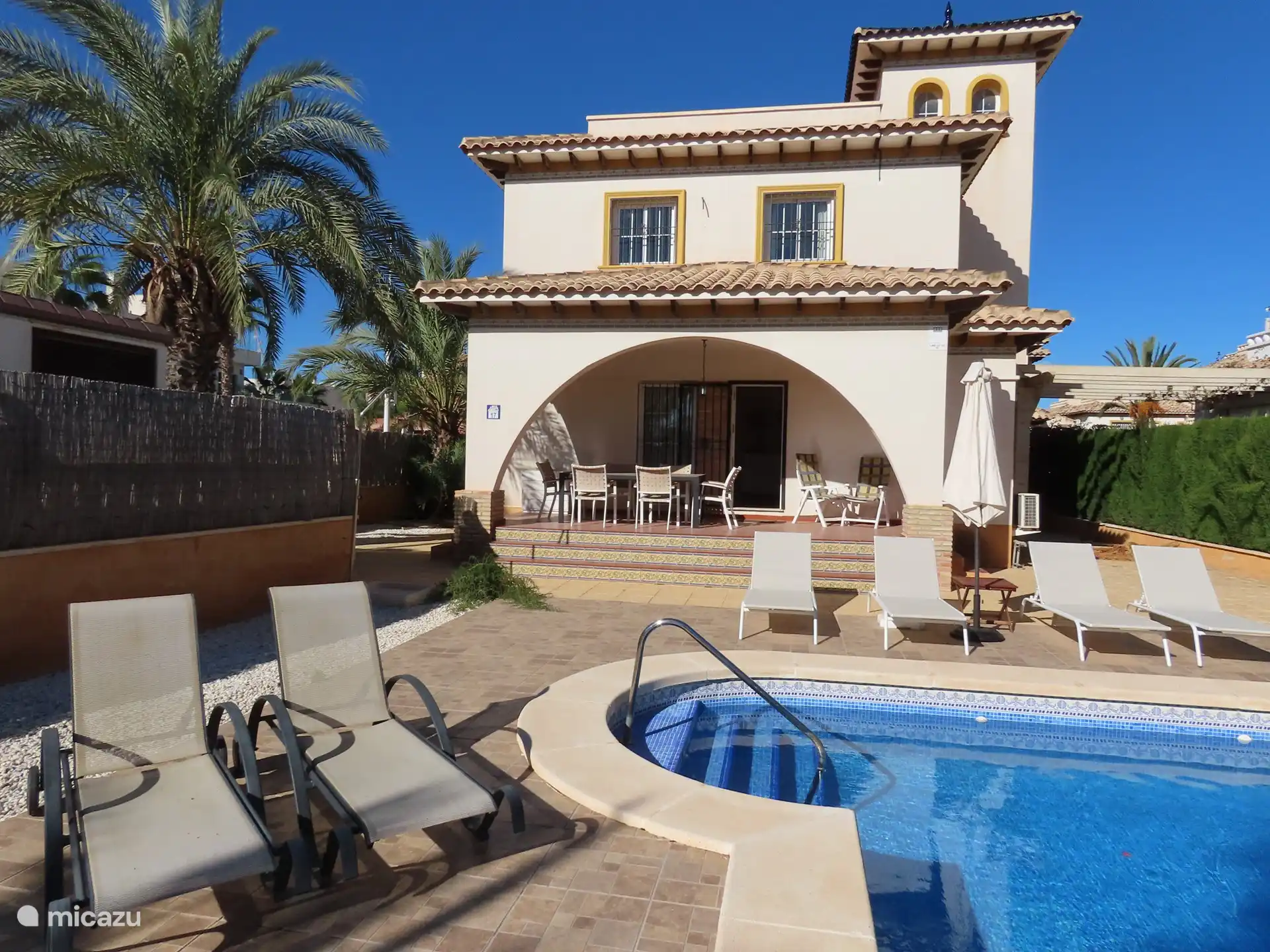 Großer privater Pool mit vielen Sonnenliegen