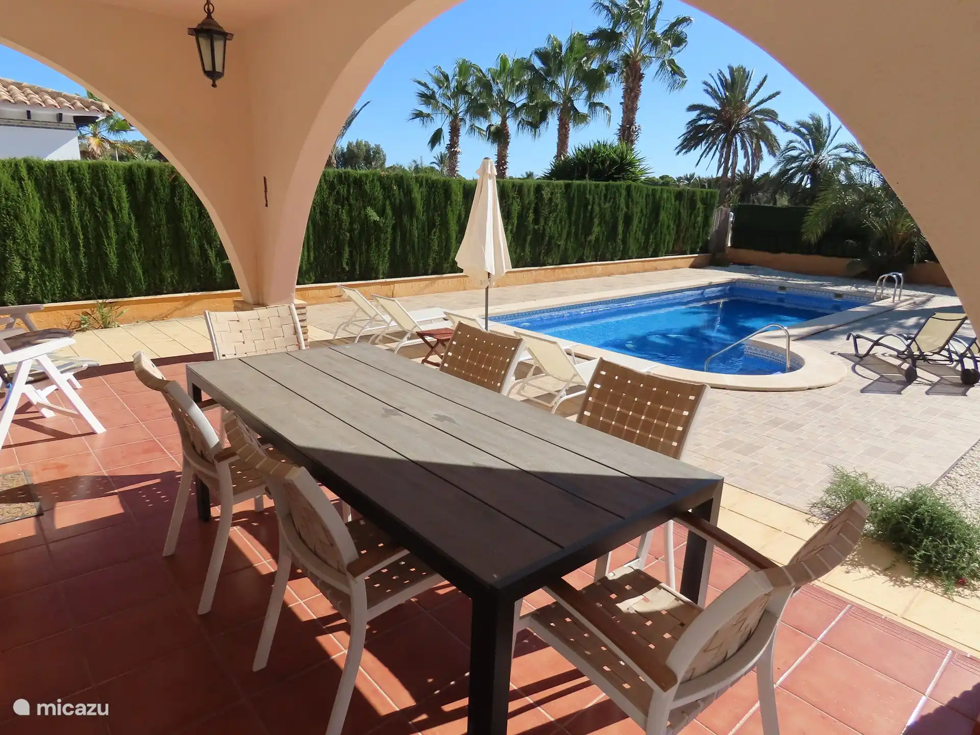 Überdachte Veranda mit Essbereich 