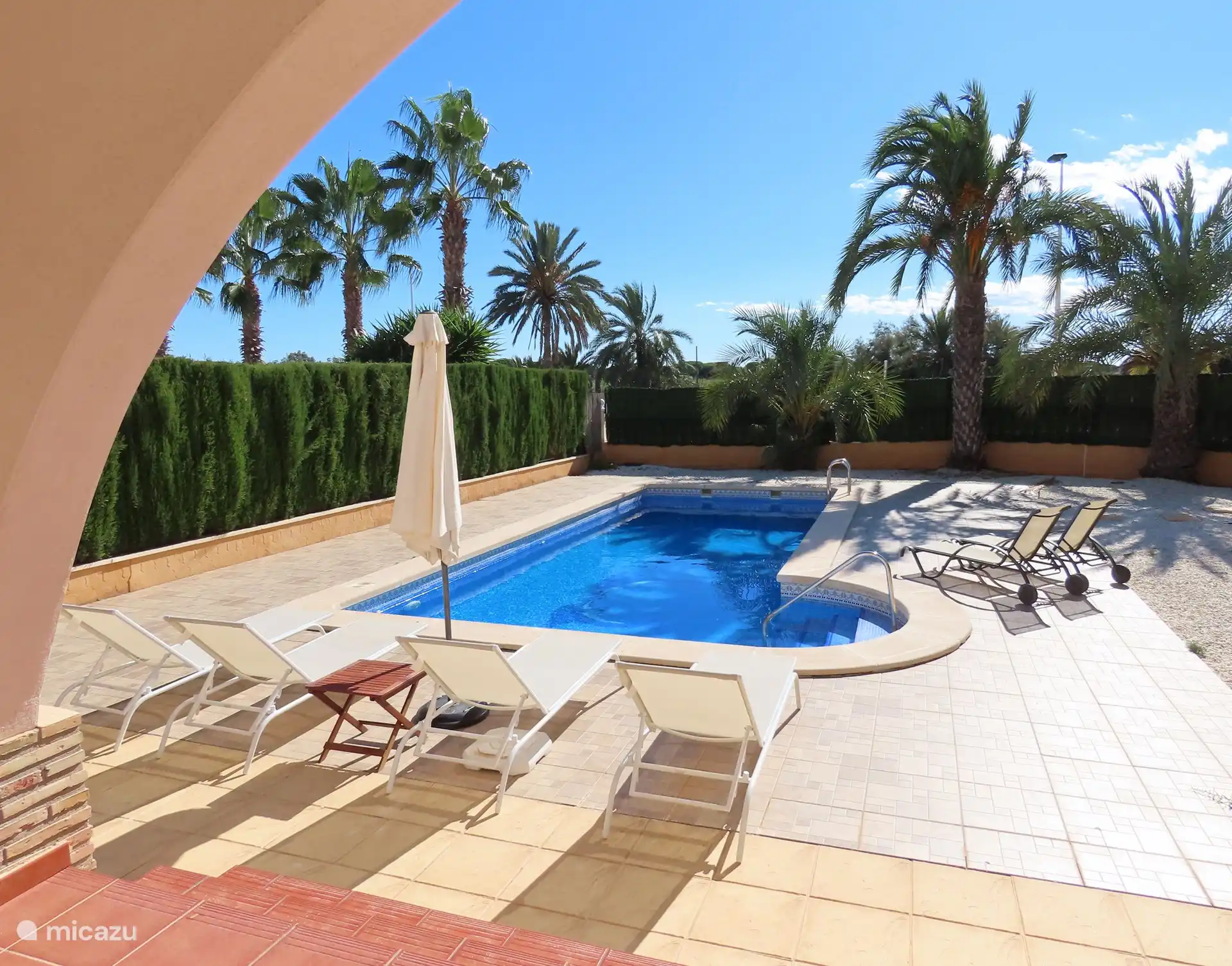 Großer privater Pool mit vielen Sonnenliegen