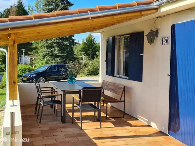 Village Le Chat 120 huren in Frankrijk, Charente, Écuras - bungalow Heerlijk groot terras met overkapping bij de eettafel
