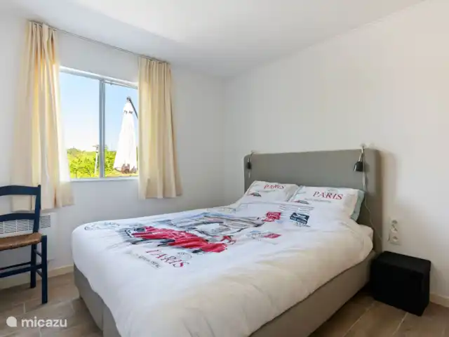 Village Le Chat 120 huren in Frankrijk, Charente, Écuras - bungalow Grote slaapkamer met tweepersoonsbed (160 x 200), linnenkast en 2 stoetjes