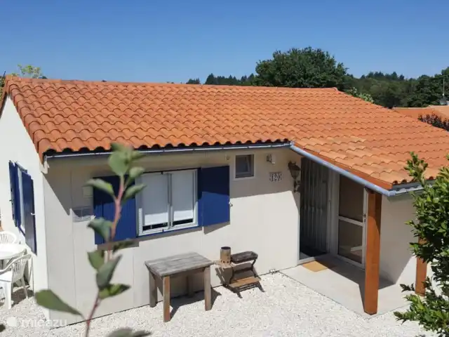 Village Le Chat 120 huren in Frankrijk, Charente, Écuras - bungalow Achterkant van het huis (fijne schaduwplek in de zomer als het heel warm is) tevens zit hier de voorkeur