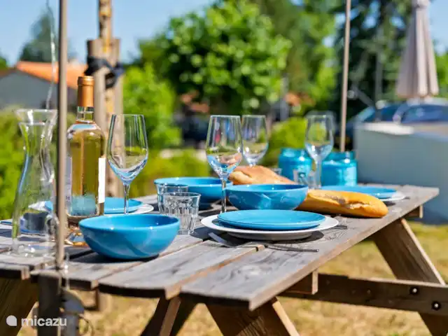 Village Le Chat 120 huren in Frankrijk, Charente, Écuras - bungalow Gezellig picknicktafel in de tuin