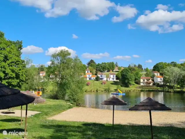 Village Le Chat 120 huren in Frankrijk, Charente, Écuras - bungalow Strand bij het meer (op het park) met parasolletjes, ligbedden en douche/toilet