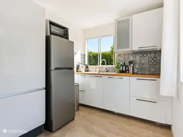 Village Le Chat 120 huren in Frankrijk, Charente, Écuras - bungalow Keuken met koelkast, oven, vaatwasser, keramische kookplaat en keuze uit 2 koffiezet apparaten (Senseo en Nespresso), melkopschuimer en airfryer