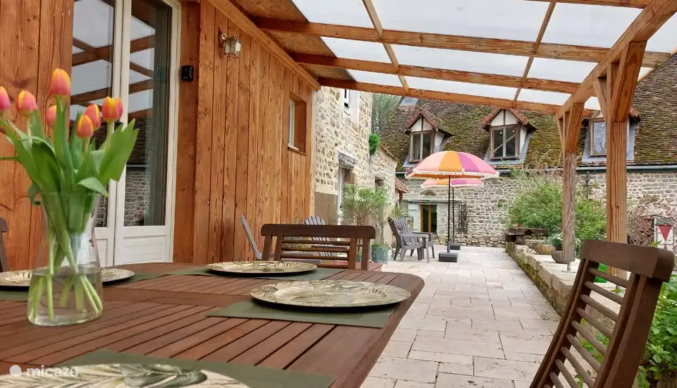 Große überdachte Terrasse