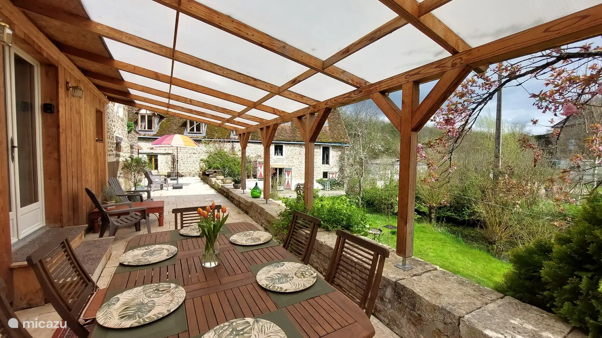 Große überdachte Terrasse