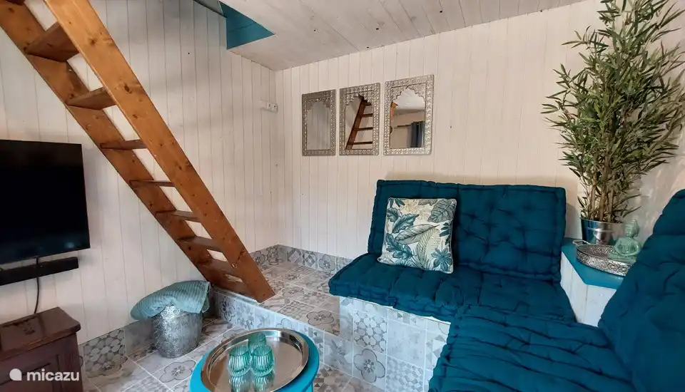 Gemütliches Wohnzimmer mit Fernseher