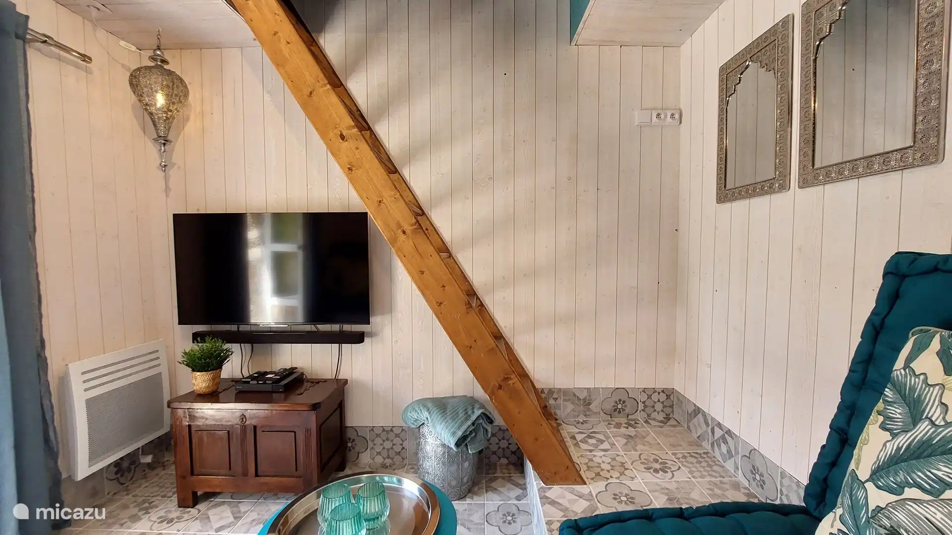 Gemütliches Wohnzimmer mit Fernseher