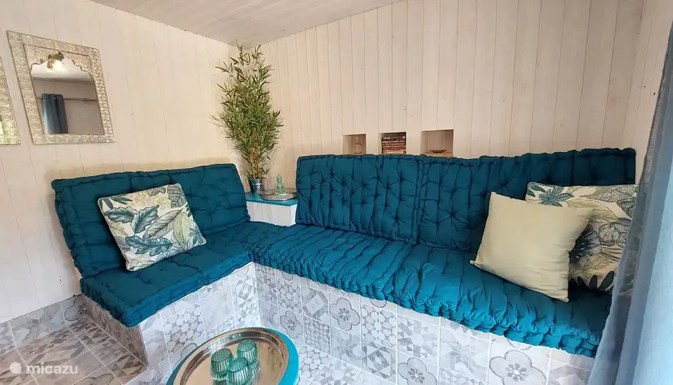 Gemütliches Wohnzimmer mit Fernseher