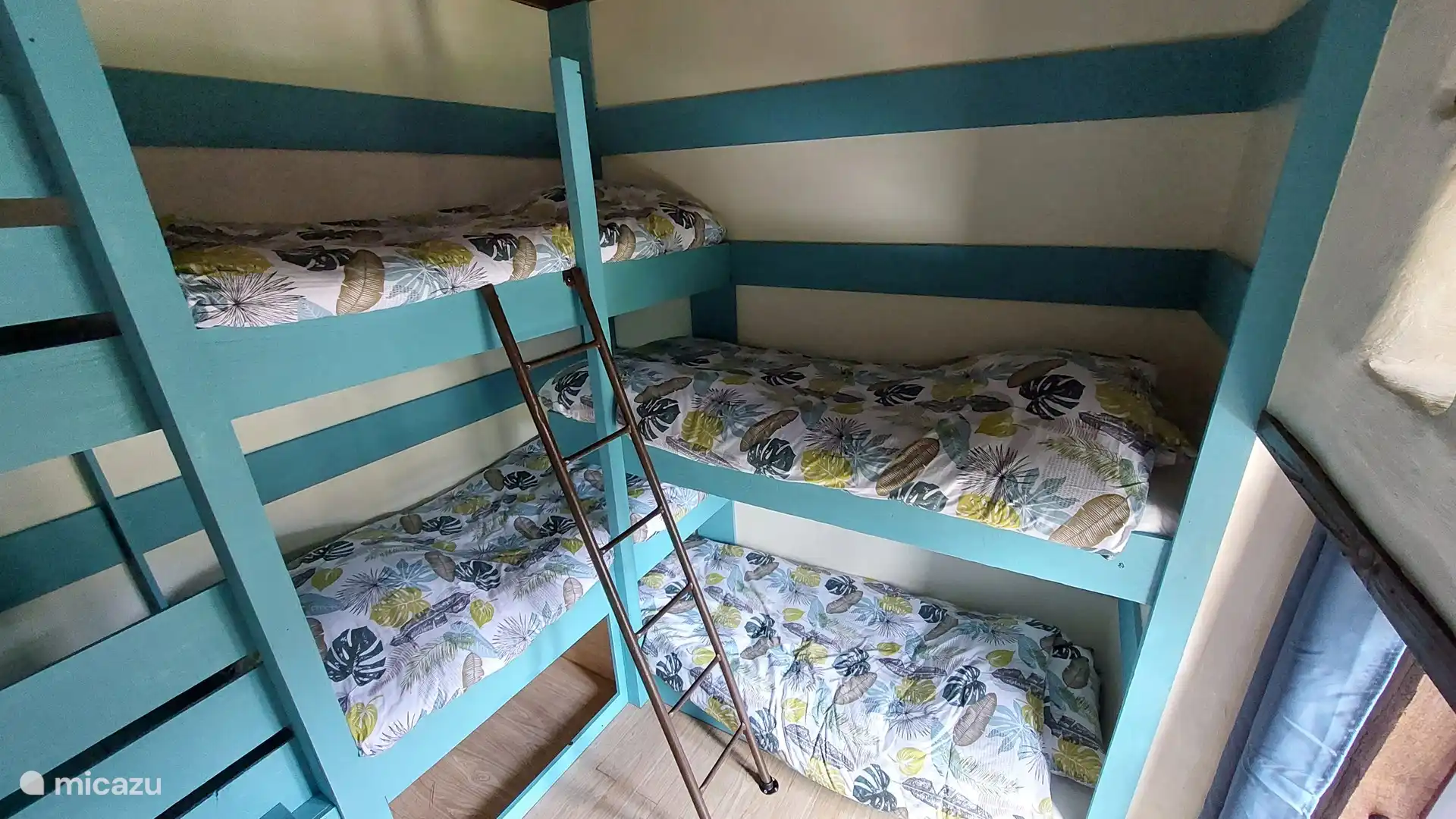 Kinderzimmer mit vier gestapelten Betten im Taubenturm